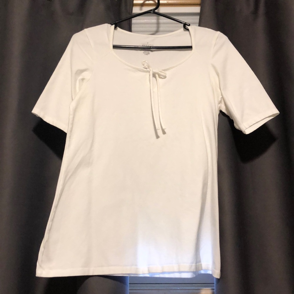 White stretchy tee
